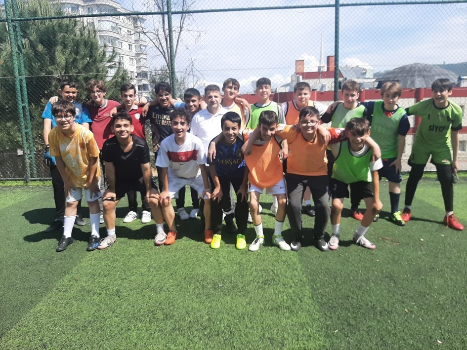 LGS öncesi moral etkinliği: Öğrenciler halı sahada stres attı