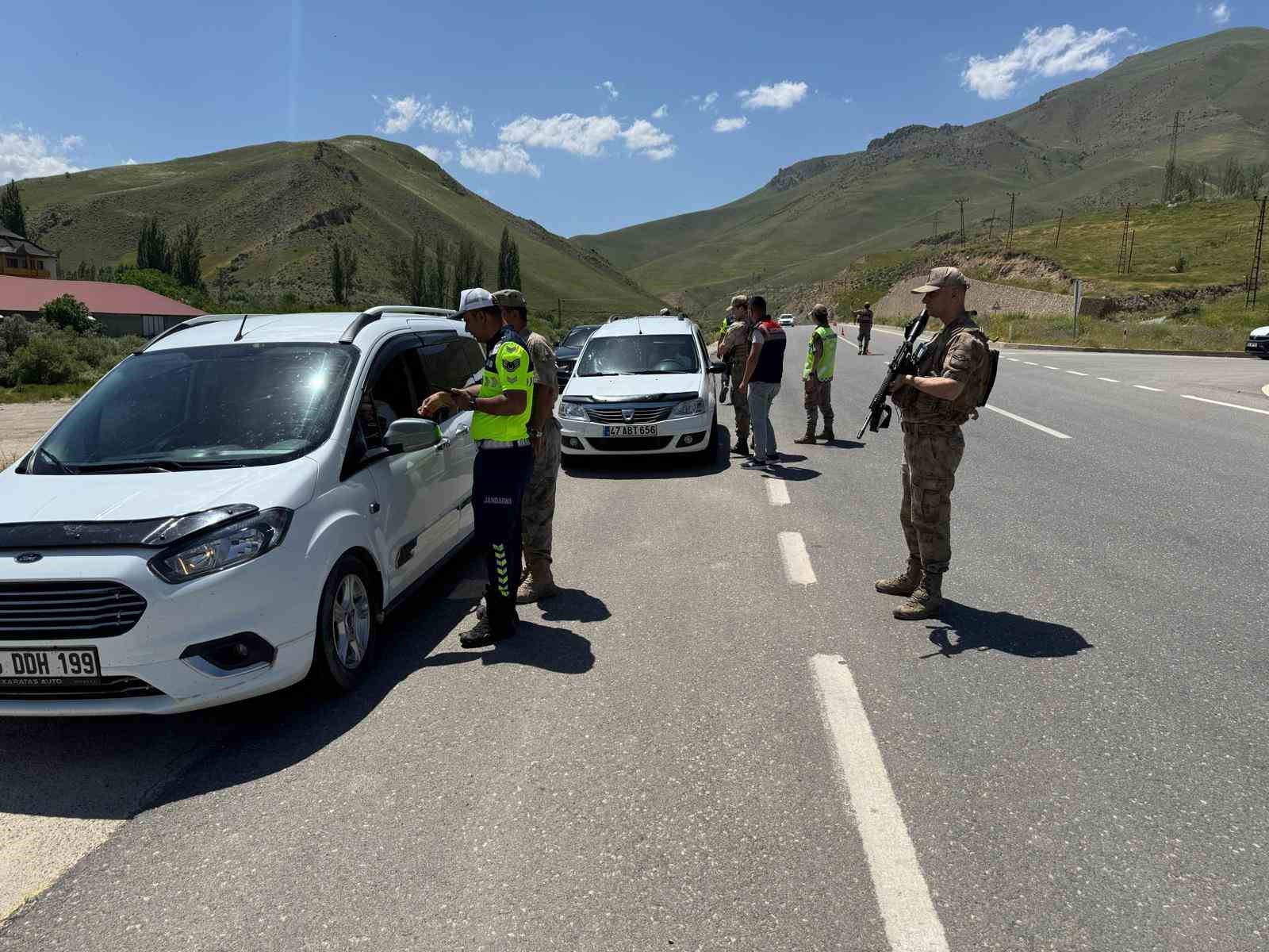 Hakkâri’de yol uygulaması, 5 sürücüye ceza