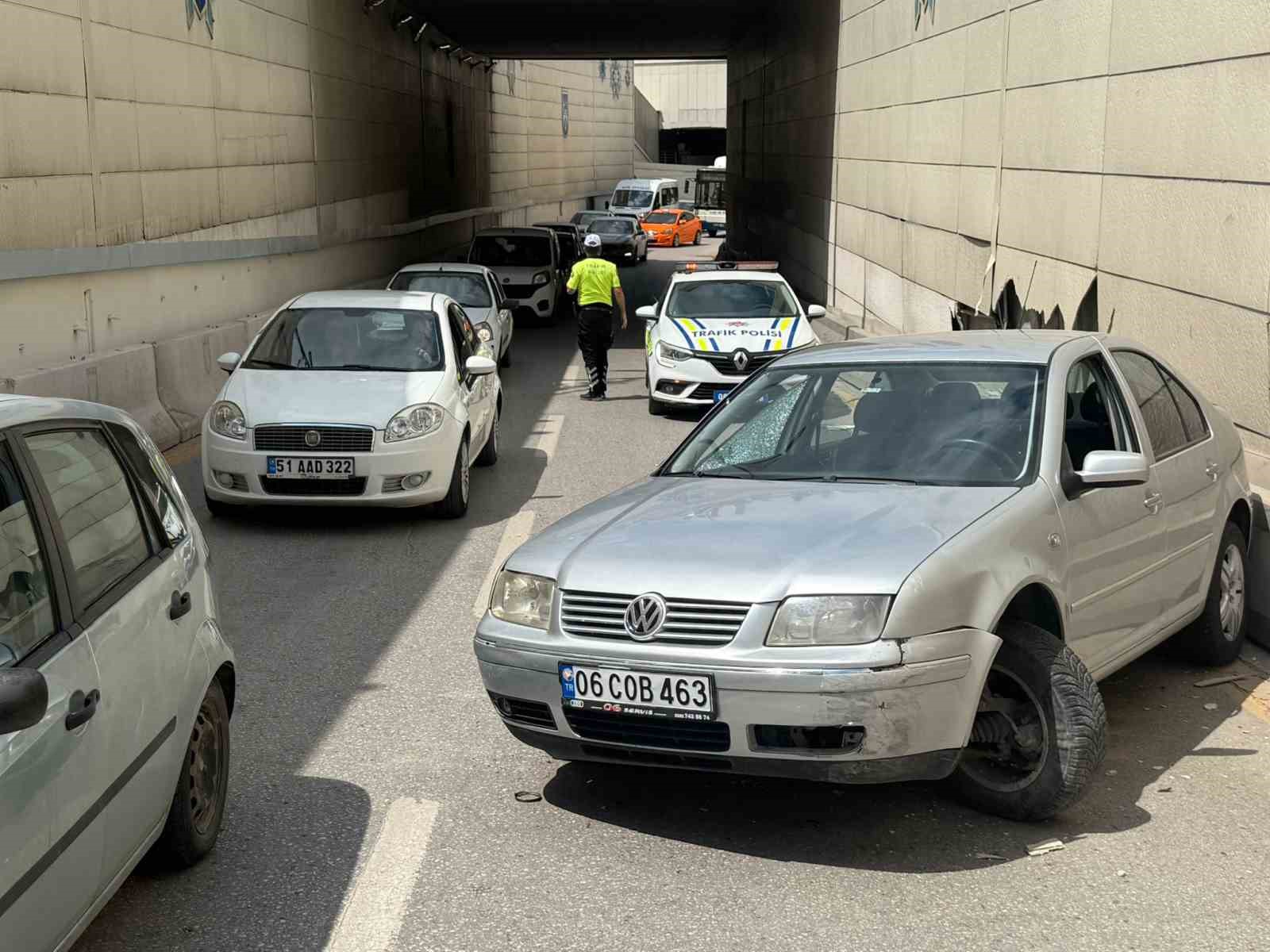 Ankara’da refüje çarpan otomobil takla attı: 2 yaralı