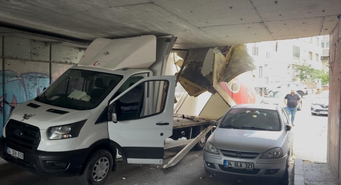 Bayrampaşa’da kamyonet alt geçide sıkıştı