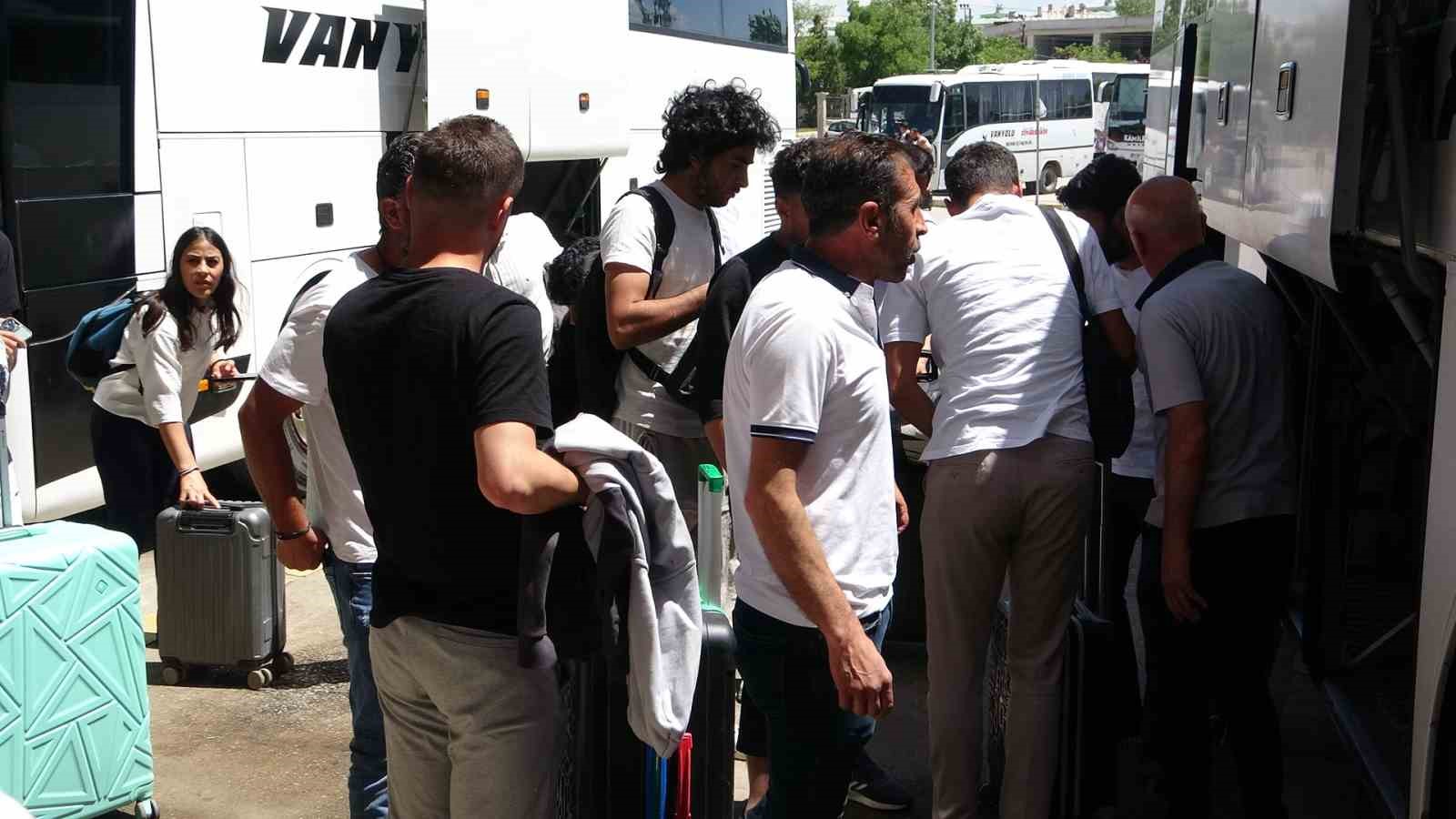 Van&rsquo;daki otogarda bayram yoğunluğu başladı
