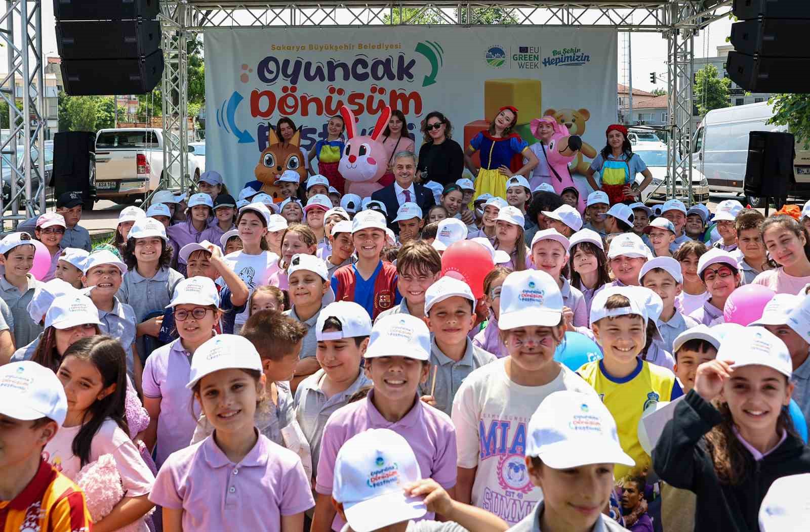 Sakarya&rsquo;da oyuncaklar paylaşıldı, kalpler ısındı
