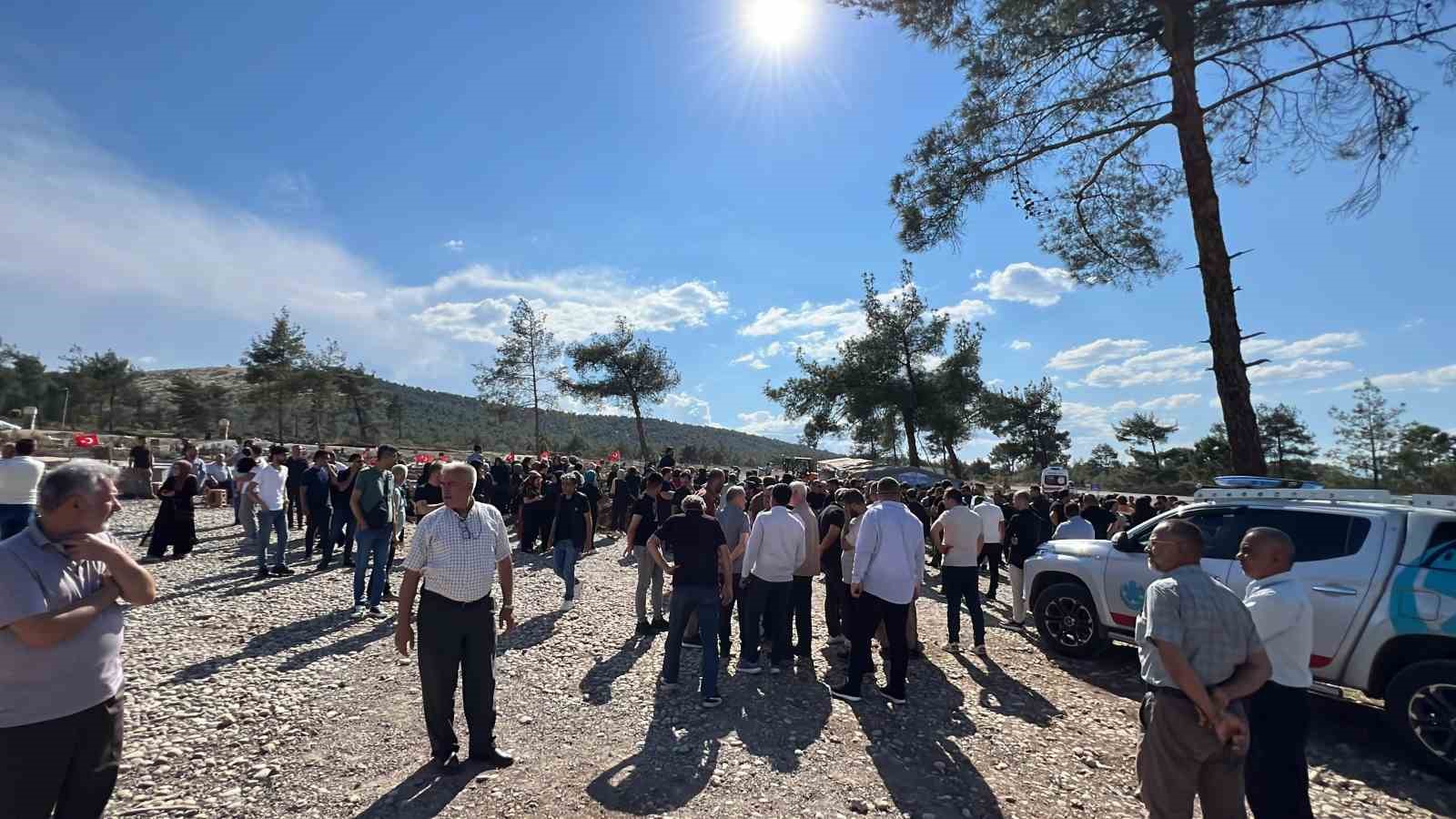 Anne ve çocuklarına gözyaşlarıyla veda