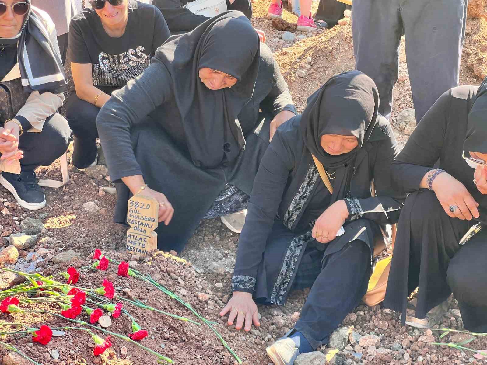 Anne ve &ccedil;ocuklarına g&ouml;zyaşlarıyla veda
