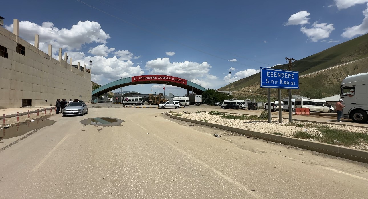 Esendere Sınır Kapısı&rsquo;ndaki gerginlik sonrası STK&rsquo;lar &ccedil;&ouml;z&uuml;m i&ccedil;in toplandı

