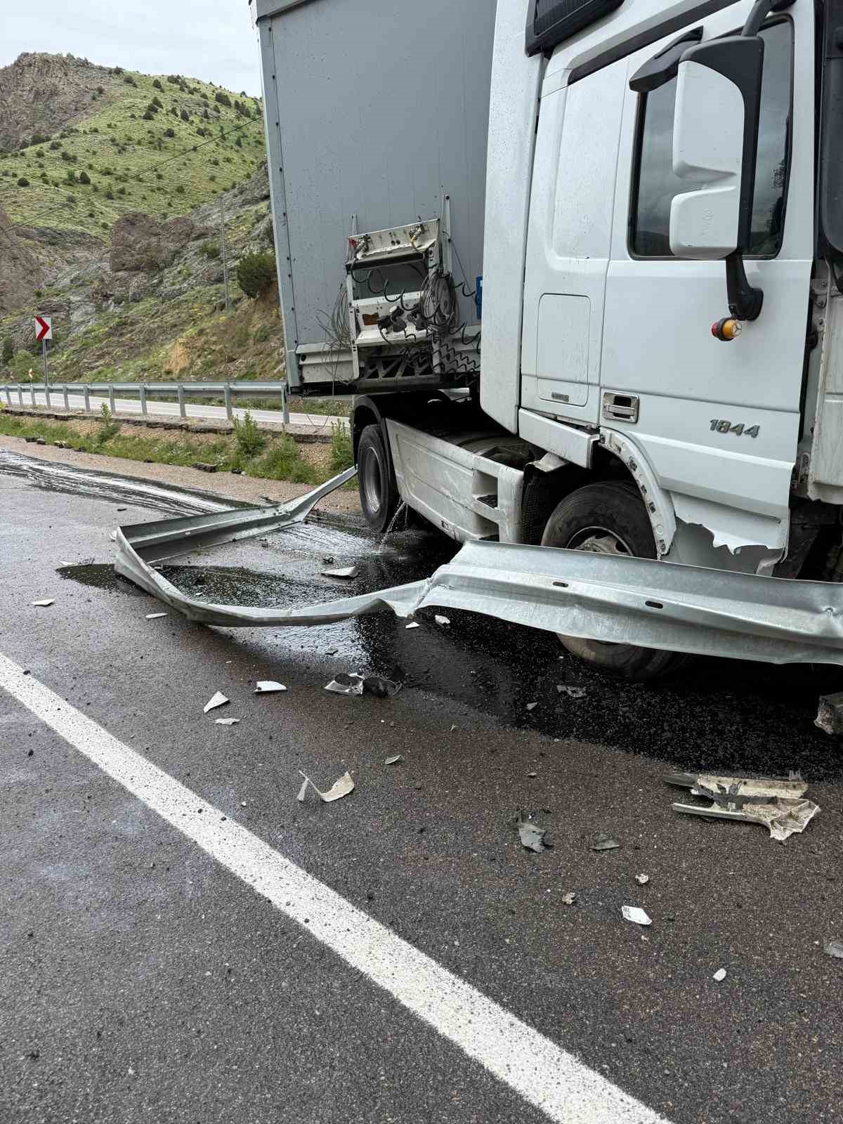 Gümüşhane-Bayburt karayolunda tır kazası sonucu ulaşım tek şeritten kapandı
