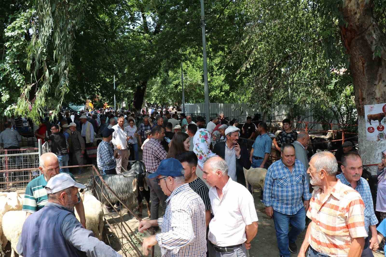Bozdoğan Belediyesi&rsquo;nden Kurban Bayramı &ouml;ncesi satış yeri hizmeti
