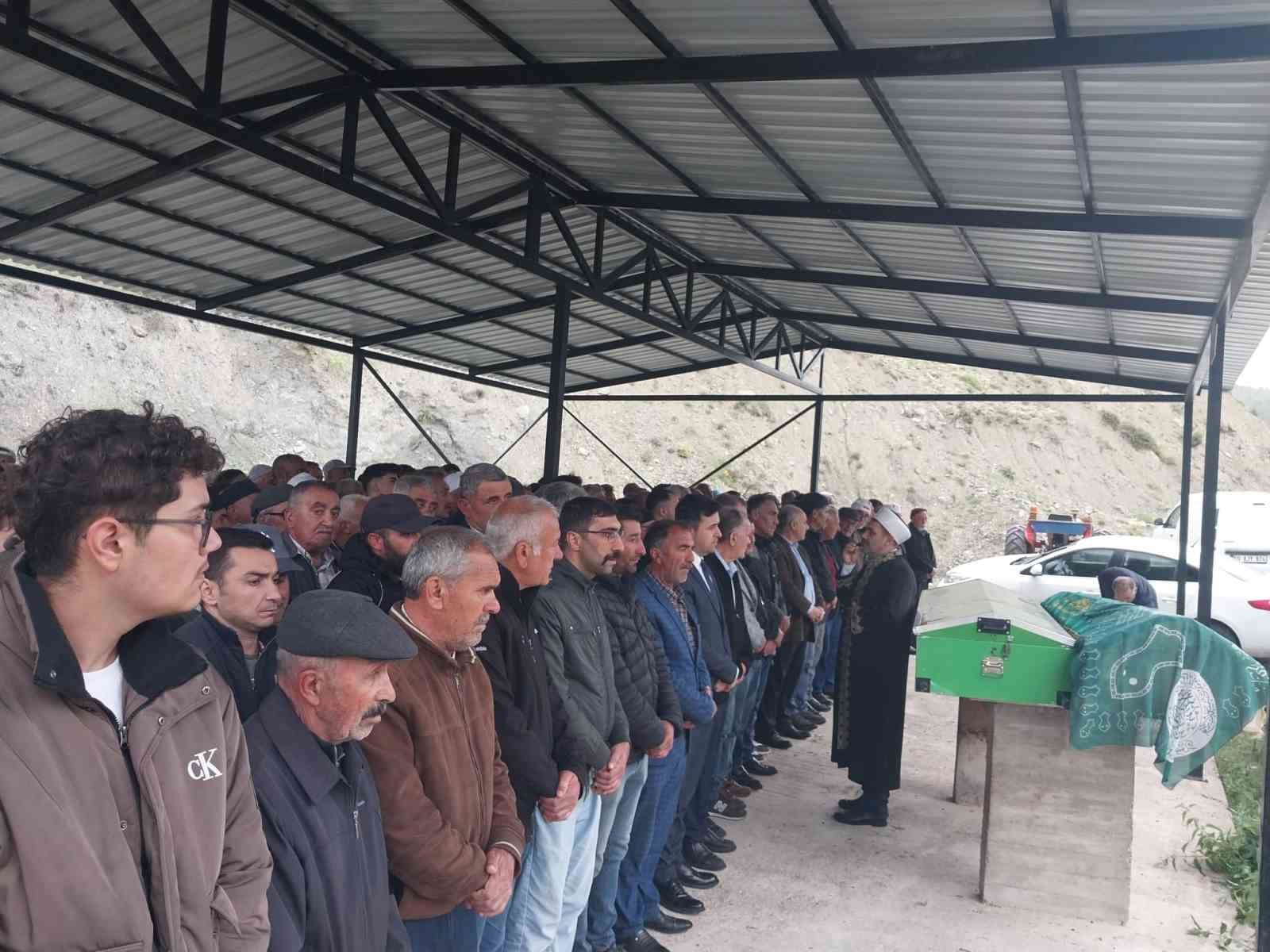 Traktör kazasında ölü bulunan çift son yolculuğuna uğurlandı