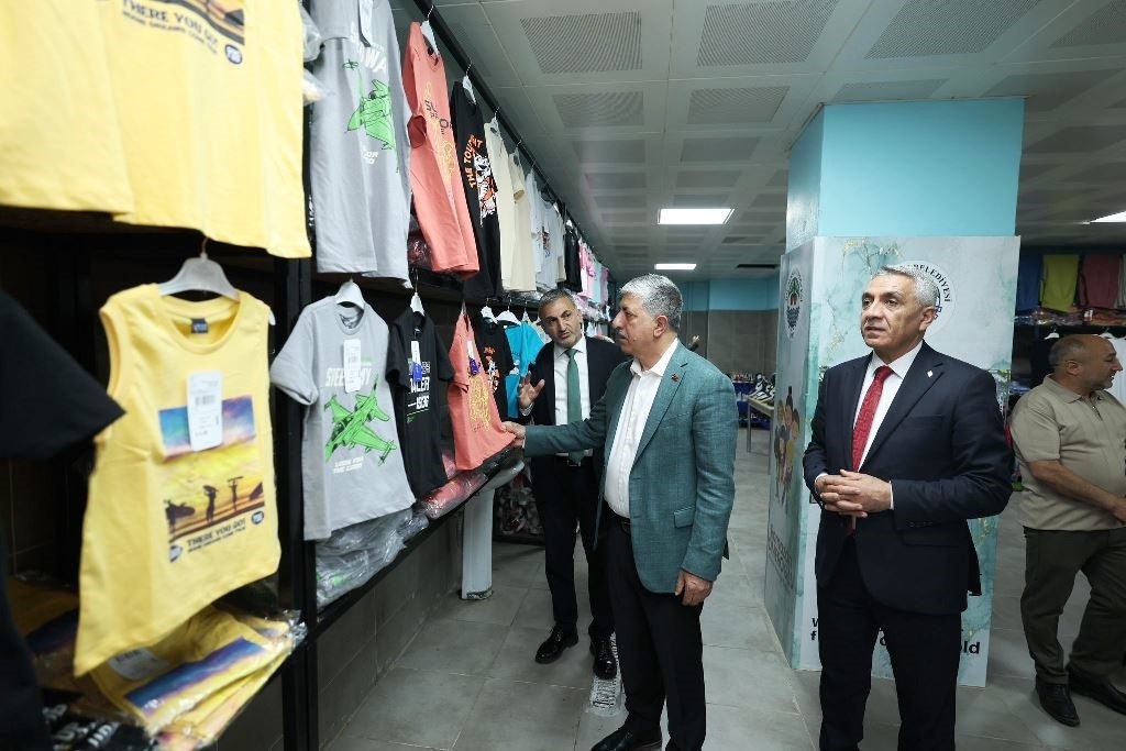 Sevgi Mağazası bayram öncesi çocukların yüzünü güldürüyor