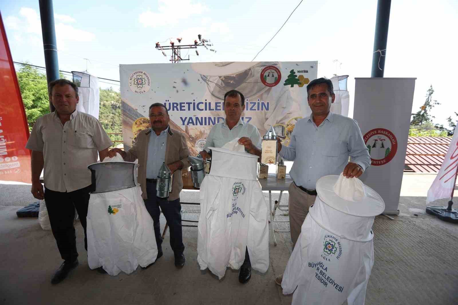 B&uuml;y&uuml;kşehir ve Menteşe Belediyesi&rsquo;nden arıcılara maske ve k&ouml;r&uuml;k desteği
