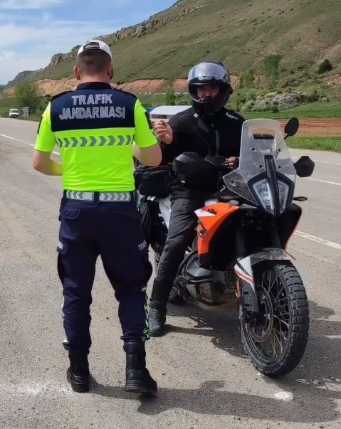 Bayburt&rsquo;ta bayram tedbirleri kapsamında yol g&uuml;venlikleri alındı
