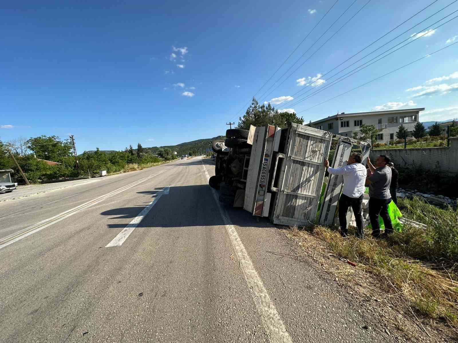 &Ccedil;eltik&ccedil;i&rsquo;de gazbeton y&uuml;kl&uuml; kamyonet şarampole devrildi

