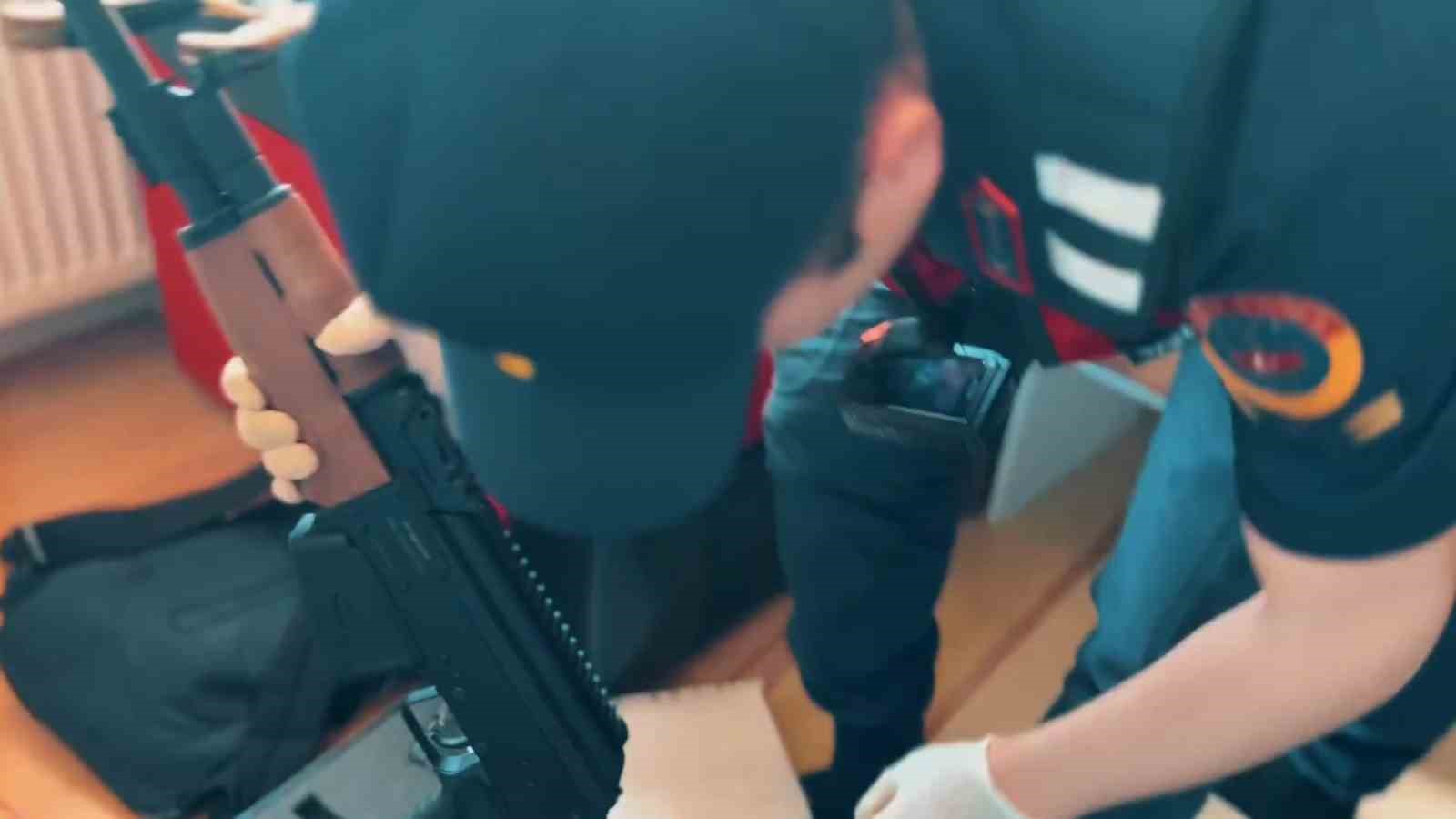 Tekirdağ&rsquo;da tefeci &ccedil;etesine jandarmadan darbe: Silahlar, senetler, tapular ele ge&ccedil;irildi
