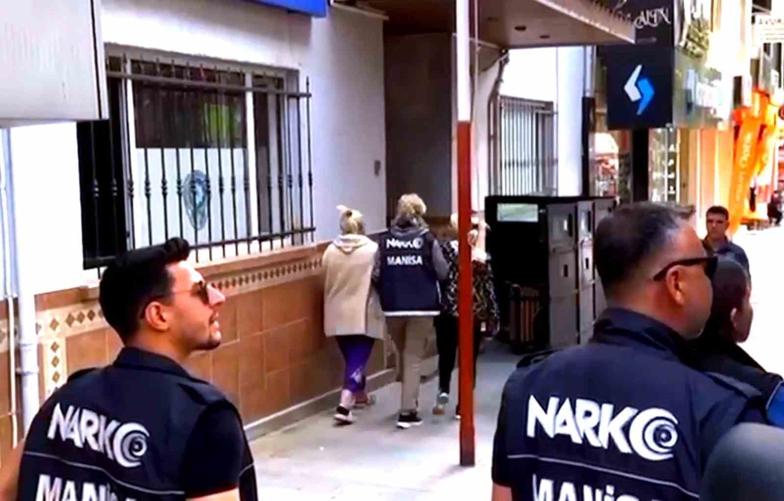 Manisa&rsquo;da zehir tacirlerine darbe: 8 kişi tutuklandı
