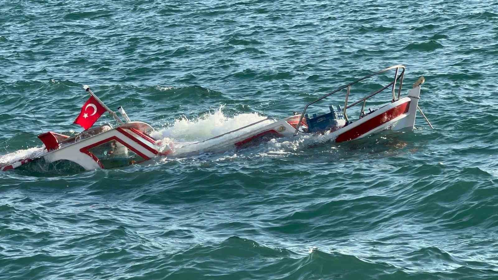 Ayvalık’ta demirli olan balıkçı teknesi su alarak battı