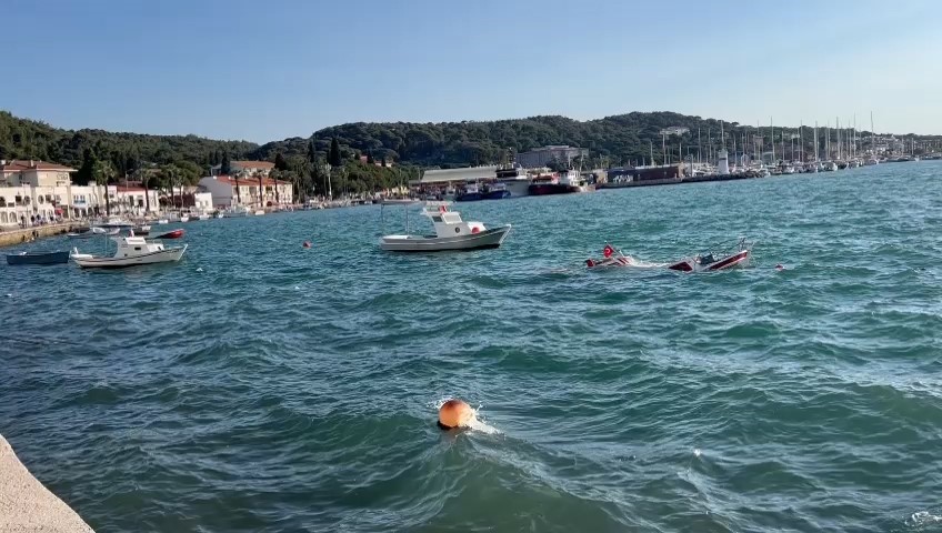Ayvalık’ta demirli olan balıkçı teknesi su alarak battı