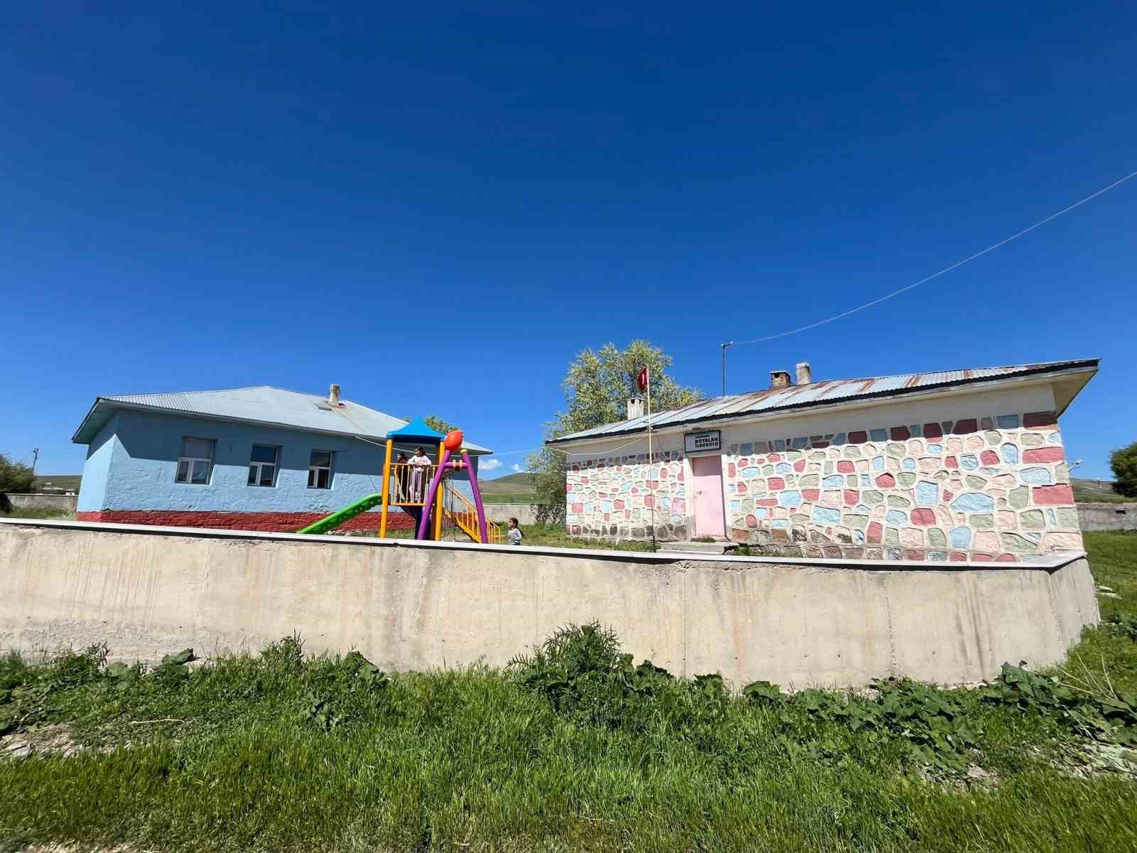 Diyadin&rsquo;de k&ouml;y halkı deprem riski nedeniyle kapatılan okulunu geri istiyor
