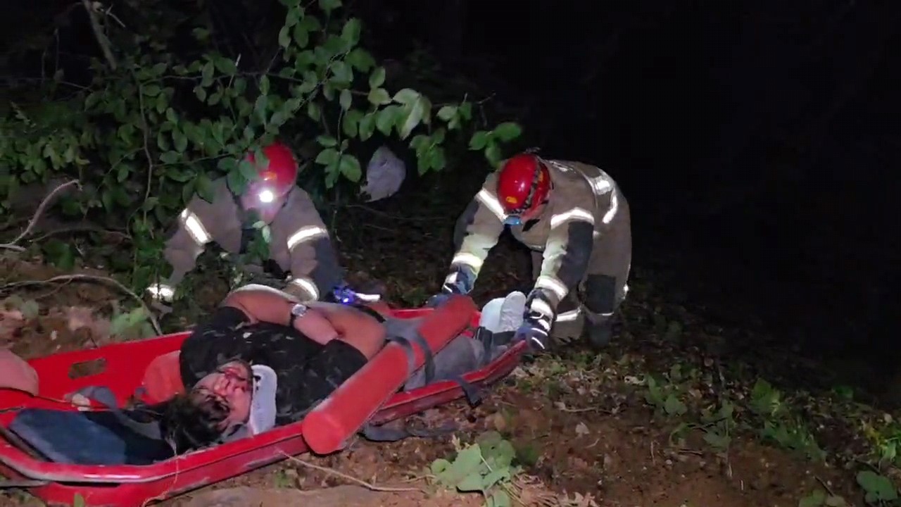 Kontrolden çıkan araç uçuruma yuvarlandı: 3 yaralı