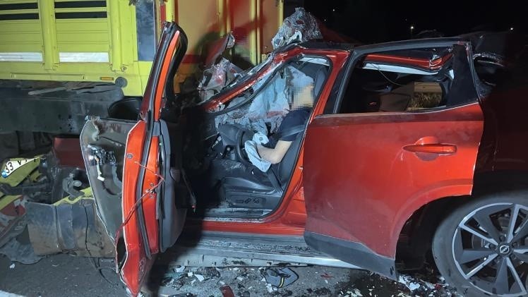 D-650’de cip, kamyona ok gibi saplandı: 1 ölü