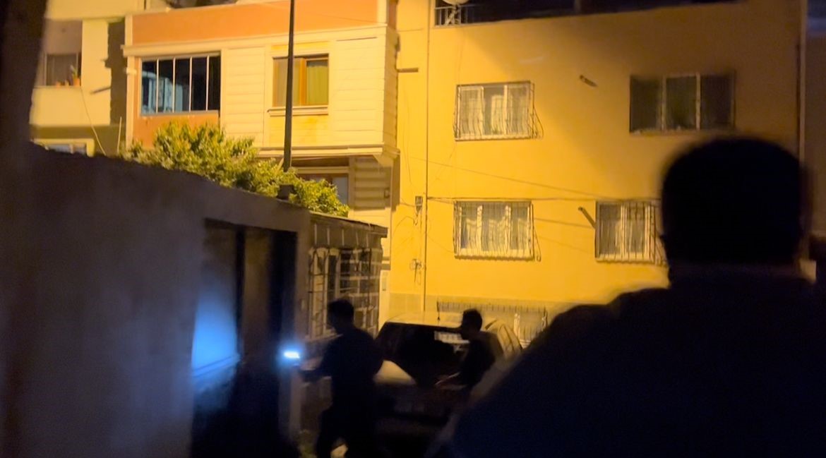 Bursa’da sıcak dakikalar: Ekiplerden kaçmaya çalışan aranan şahsın yakalanma anı kamerada