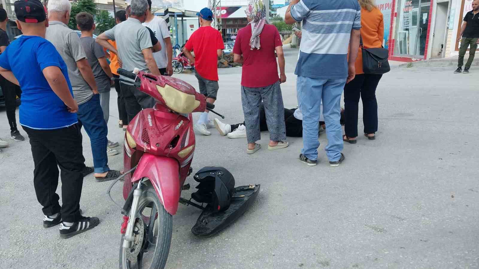 Devrilen motosikletin s&uuml;r&uuml;c&uuml;s&uuml; yaralandı
