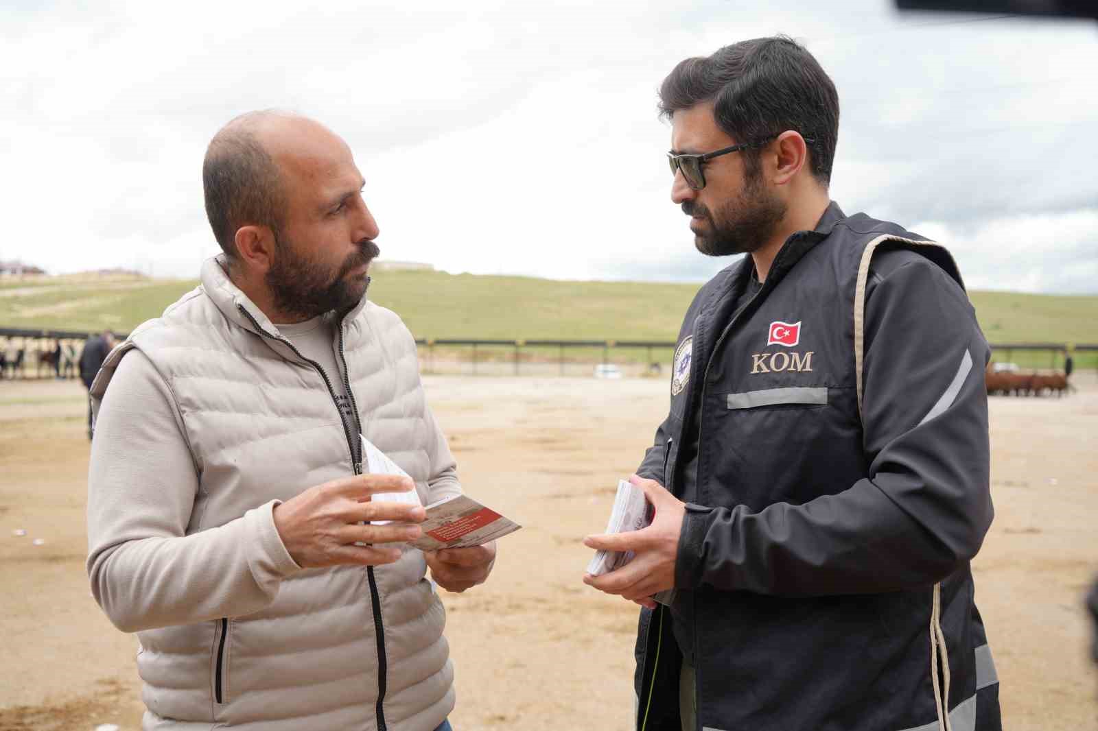 Ekipler dolandırıcılara karşı teyakkuzda: Bayburt polisinden kurban pazarında sahte para ve dolandırıcılık uyarısı