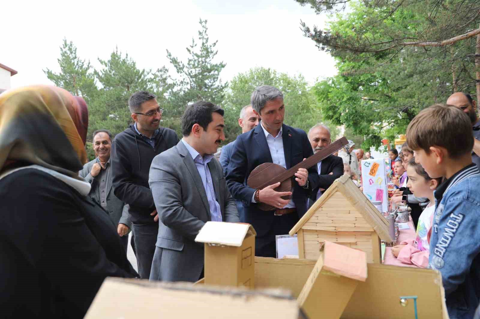 Bayburt’ta Minik Eller Tasarlıyor Sergisi ve Harezmi Dönem Sonu Sergisi açıldı