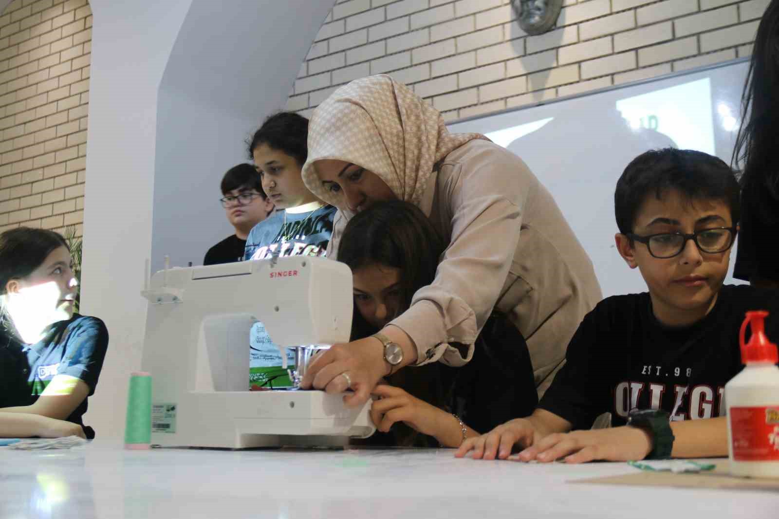 (Özel) Atık kumaşlardan kitap ayracı üretiyorlar