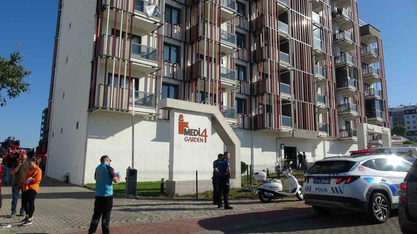 Çanakkale’de bir sitede çıkan yangında 10 kişi dumandan etkilendi