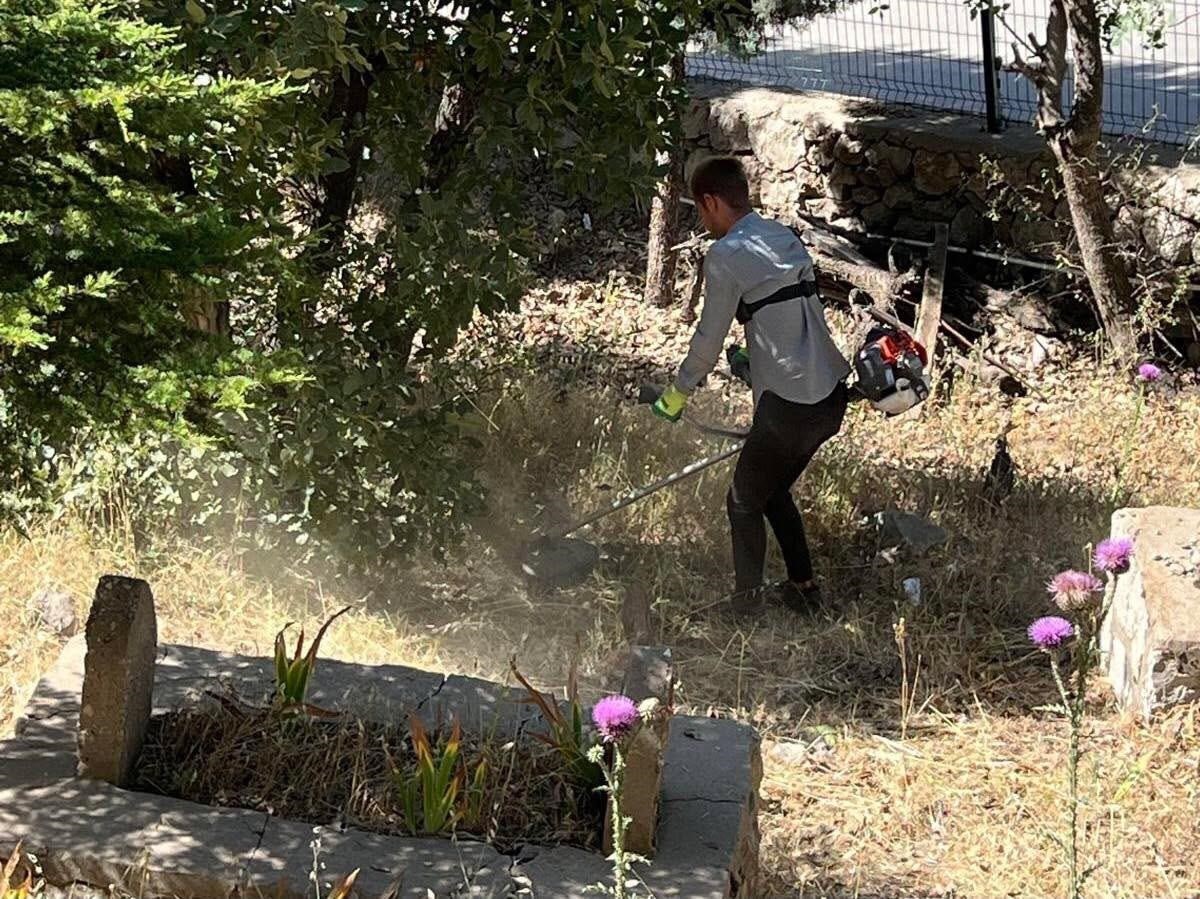 Şırnak’ta bayram öncesi mezarlık temizliği