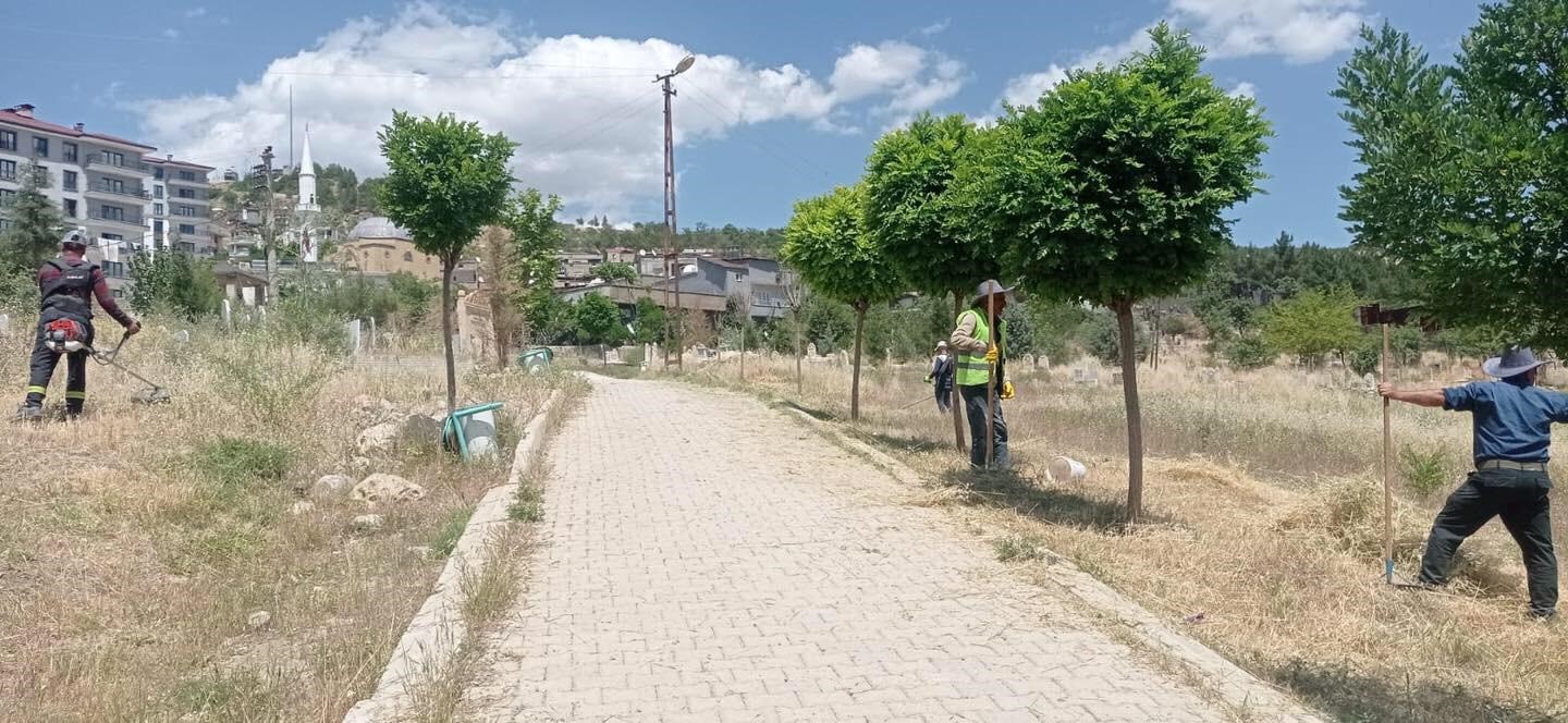 Şırnak&rsquo;ta bayram &ouml;ncesi mezarlık temizliği
