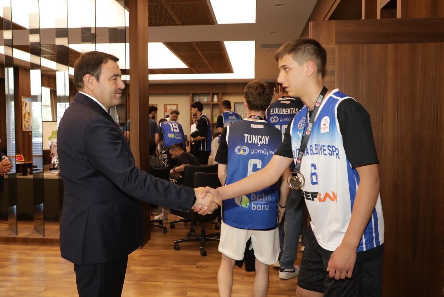 Vali Musa Işın’dan Kütahya Belediyespor Basketbol Takımına tebrik