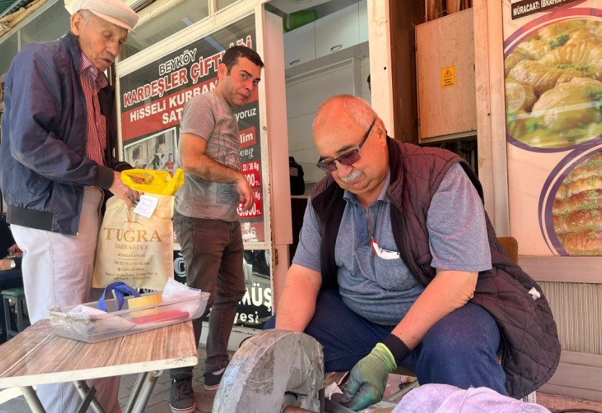 Kütahya Tavşanlı’da bayram öncesi bıçak bileme yoğunluğu
