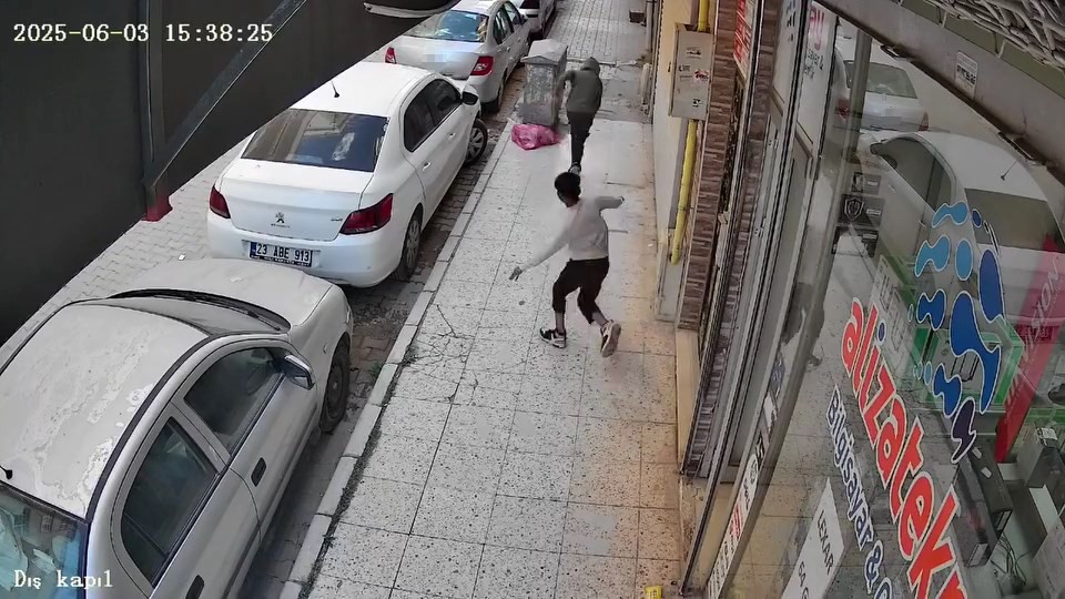 &Ccedil;ocukların tehlikeli oyunu kamerada: İş yerine torpil atıp ka&ccedil;tılar
