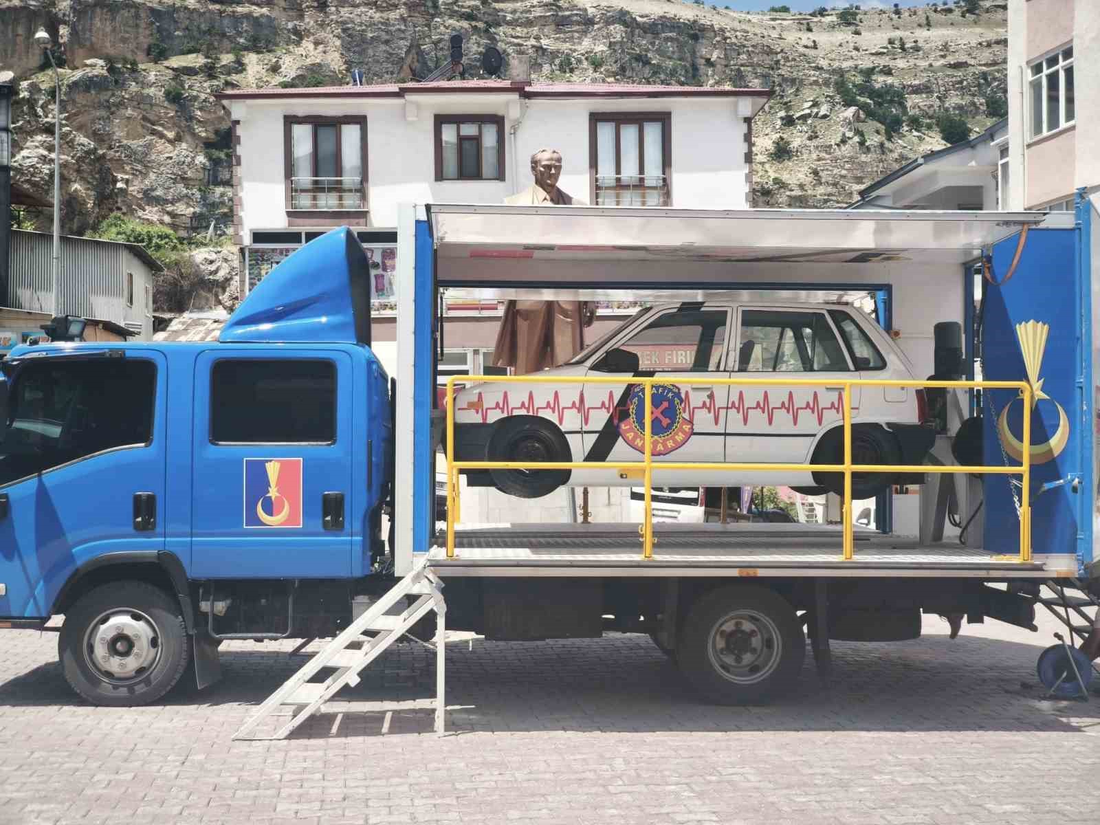 Çemişgezek’te emniyet kemeri simülasyon tırı farkındalık oluşturdu
