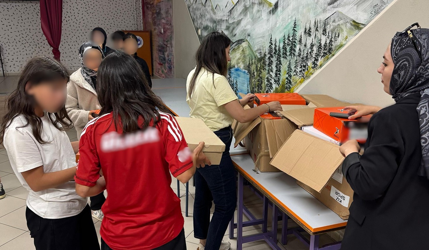 Bayburt’ta ihtiyaç sahibi ailelerin çocuklarına giyim yardımı yapıldı