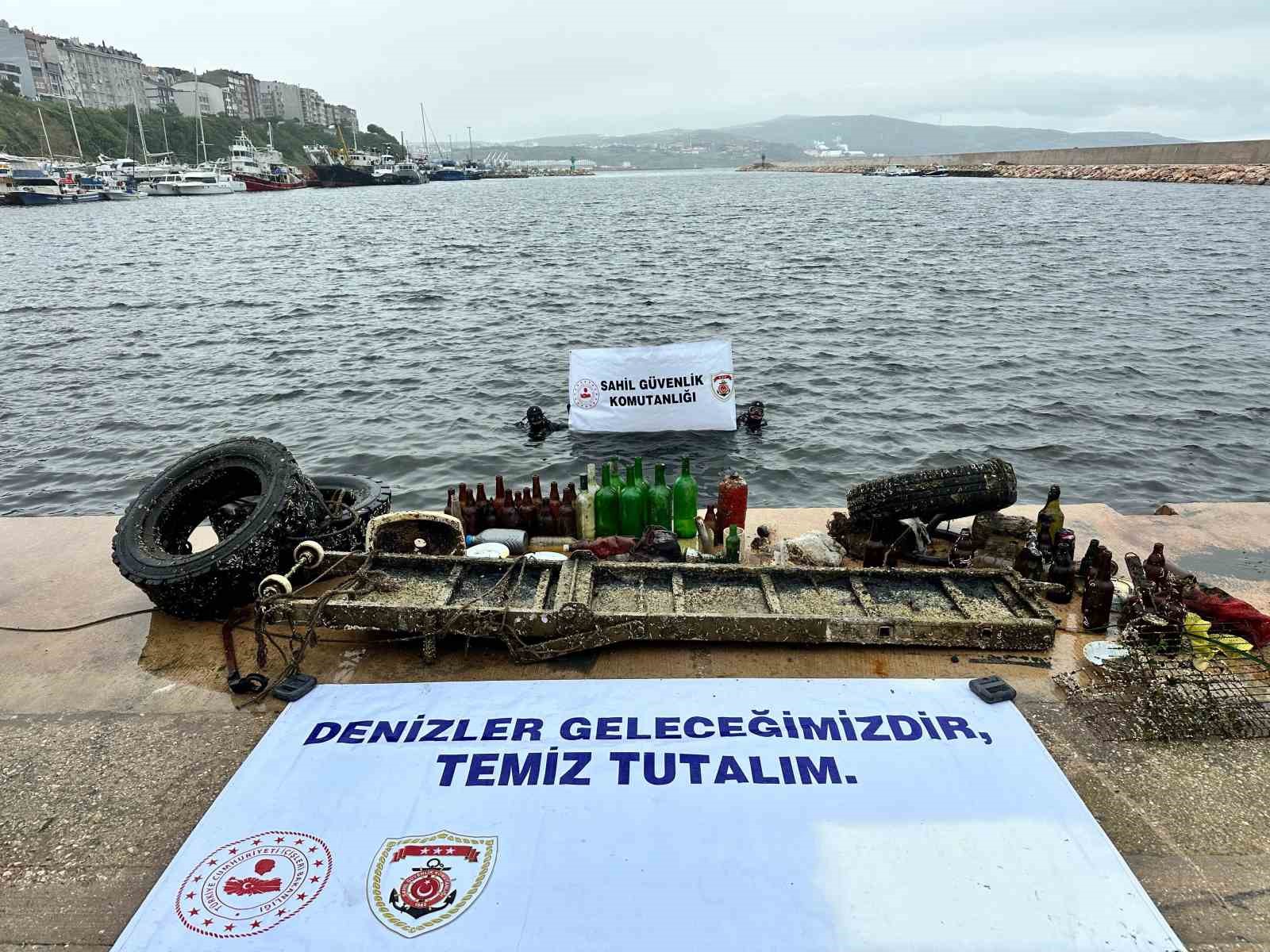 Sahil G&uuml;venlik ekiplerinden &Ccedil;evre G&uuml;n&uuml;&rsquo;ne &ouml;zel deniz temizliği
