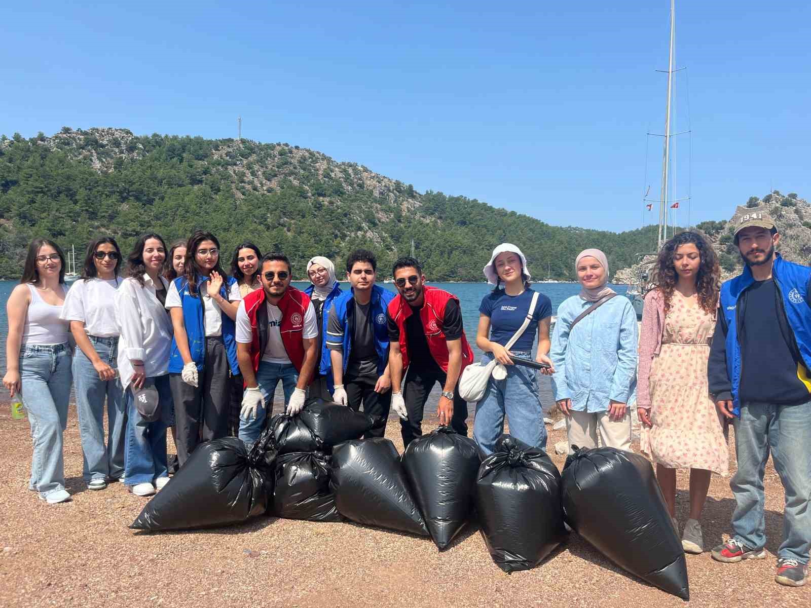 Muğla’da gönüllü gençler sahil temizliği yaptı