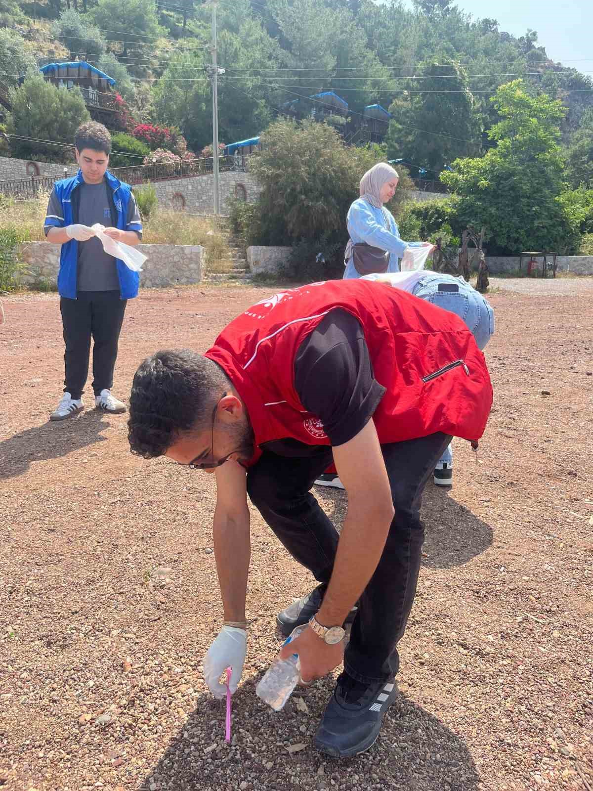 Muğla’da gönüllü gençler sahil temizliği yaptı
