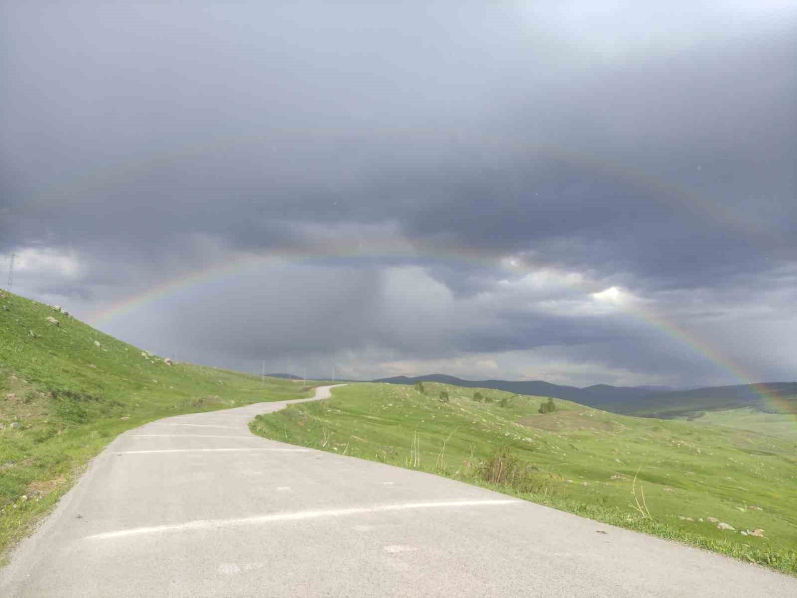 Yağmur sonrası oluşan gökkuşağı hayran bıraktı