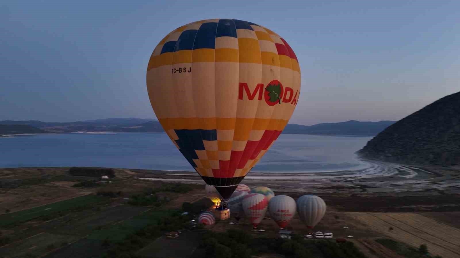 Salda Gölü’nde sezon açıldı, balonlarla gökyüzü masalı bayram coşkusuna eşlik edecek