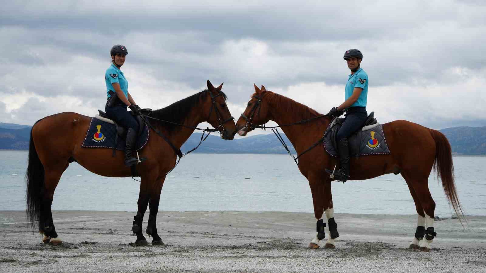 Salda Gölü’nde sezon açıldı, balonlarla gökyüzü masalı bayram coşkusuna eşlik edecek