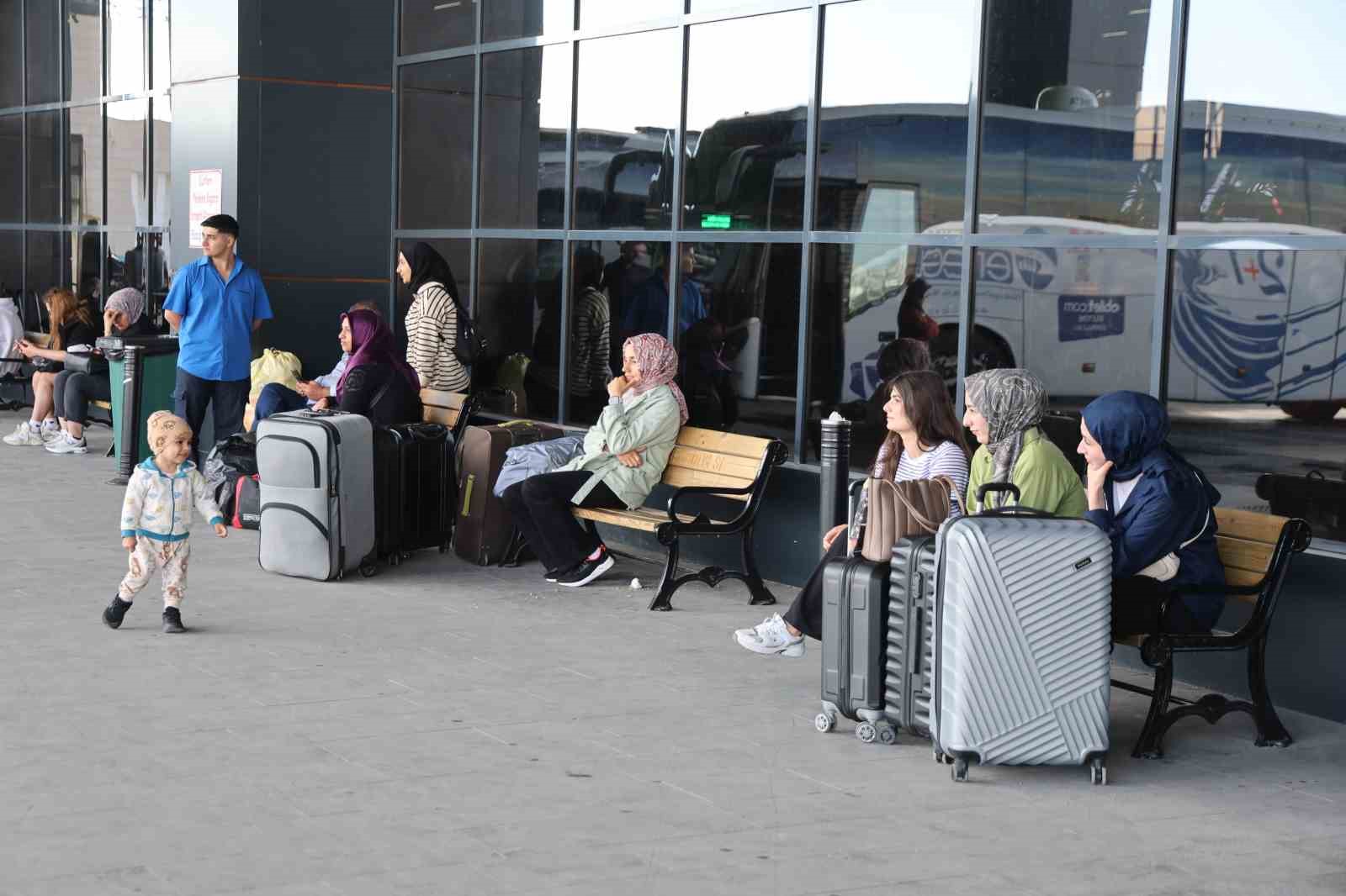 Elazığ’da bayram tatili uzamayınca otogar boş kaldı