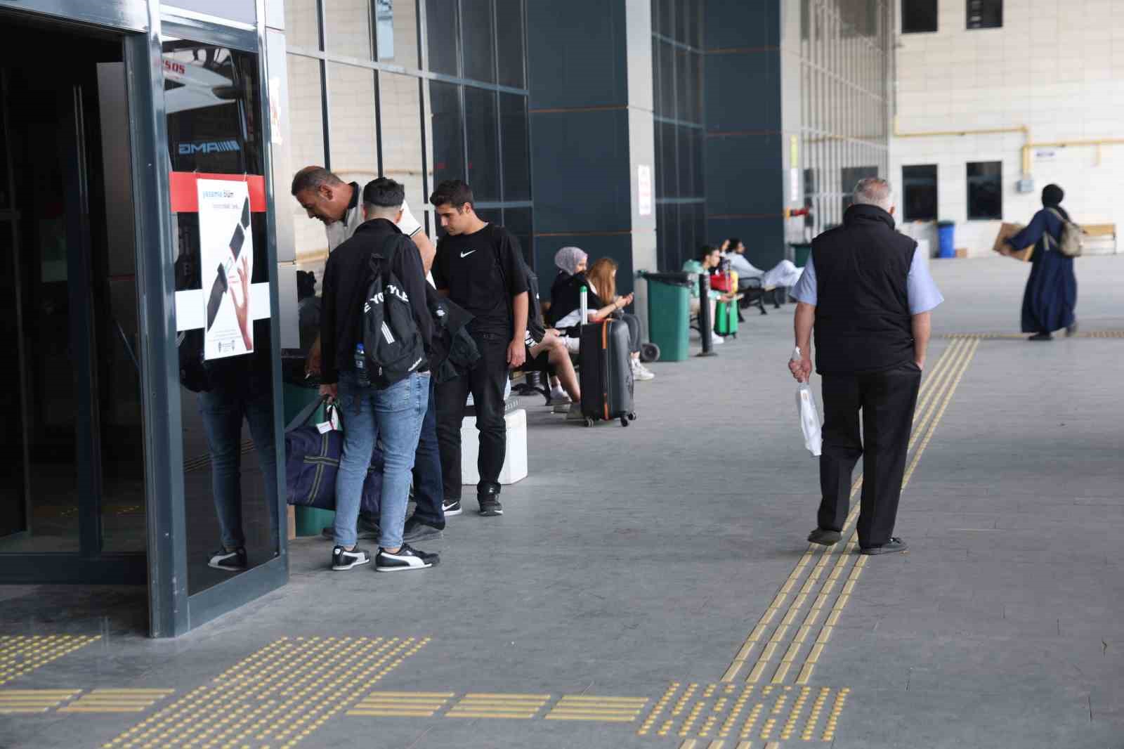 Elazığ&rsquo;da bayram tatili uzamayınca otogar boş kaldı
