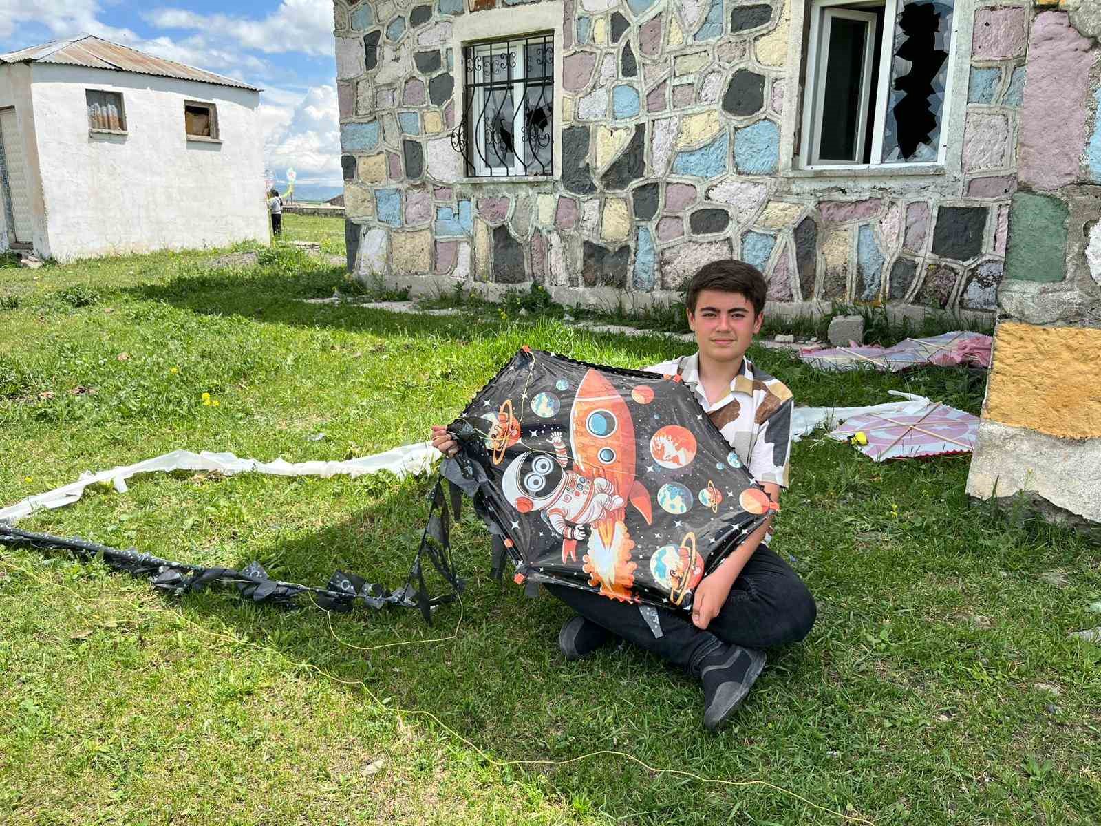 Kars’ta öğrenciler düşe kalka uçurtma uçurdu