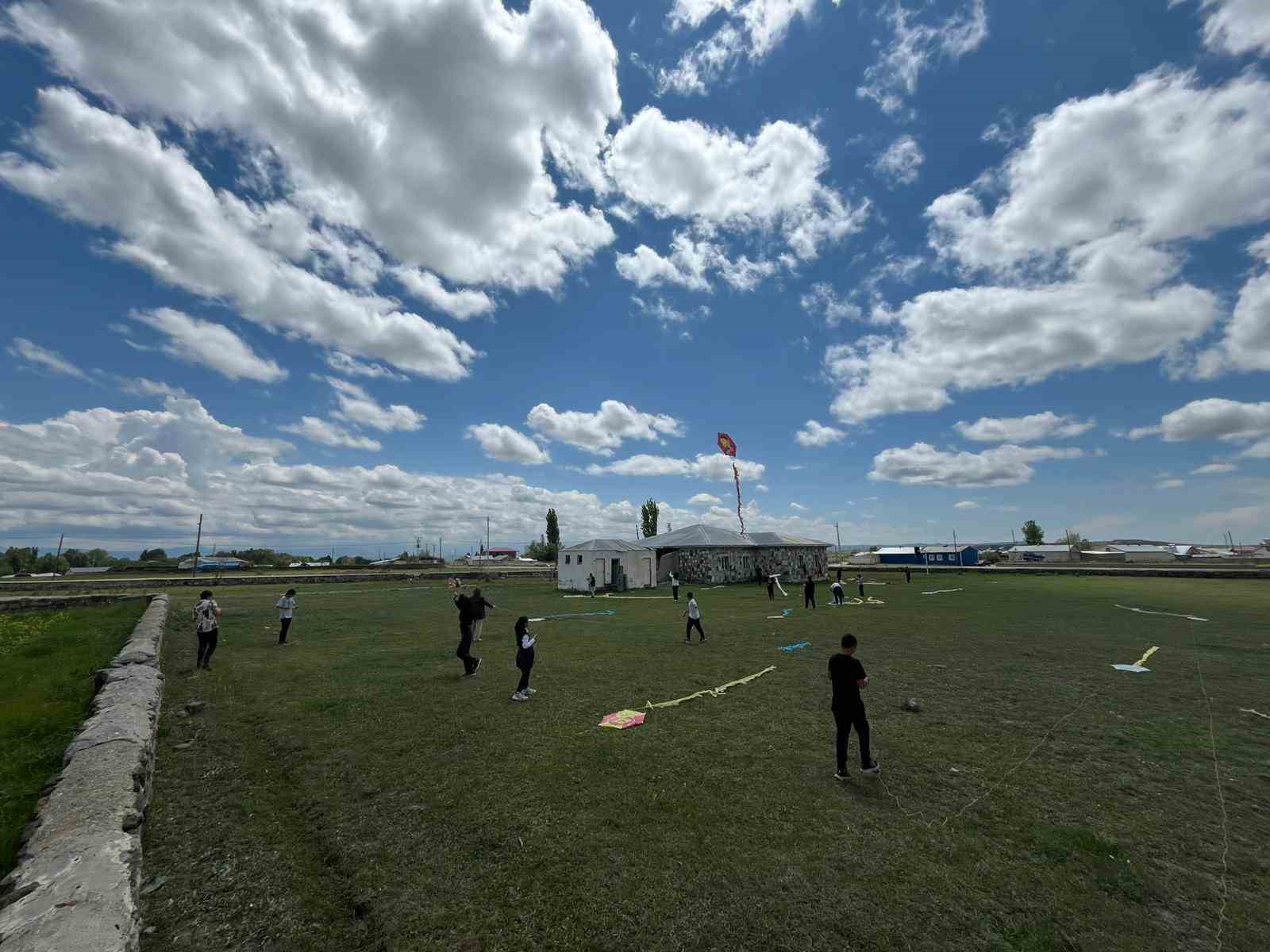 Kars’ta öğrenciler düşe kalka uçurtma uçurdu