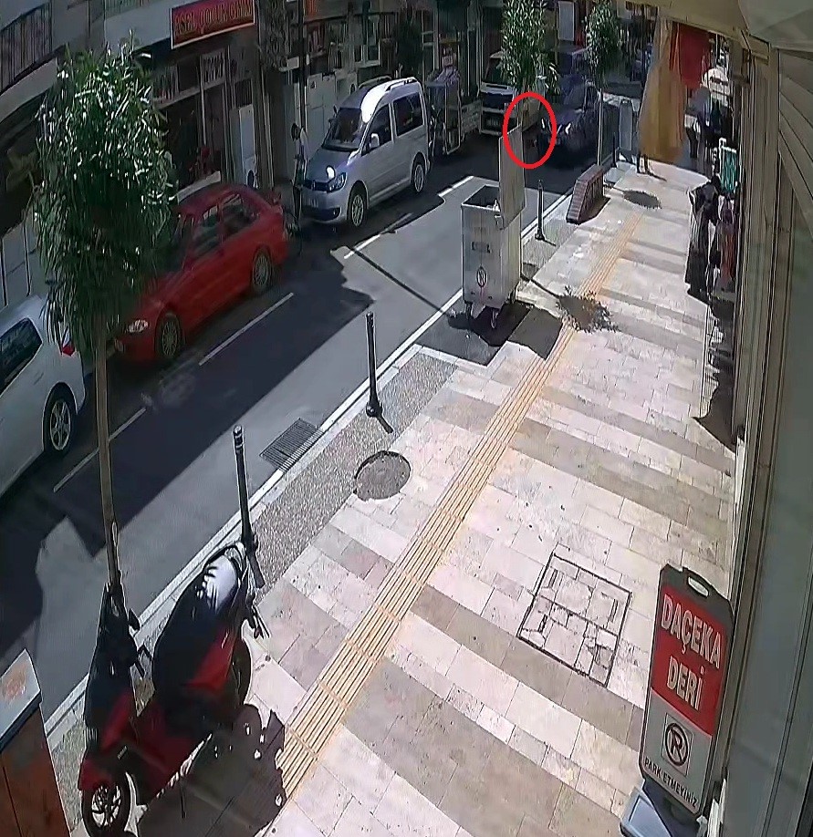 Yola fırlayıp otomobile yandan çarpan 3 yaşındaki çocuk yaralandı