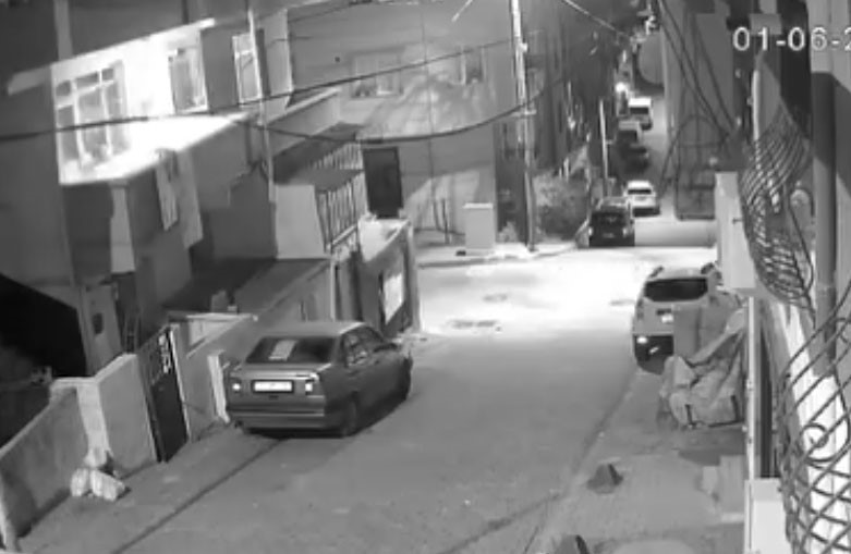 K&uuml;&ccedil;&uuml;k&ccedil;ekmece&rsquo;de balkona torpil attılar: O anlar kamerada
