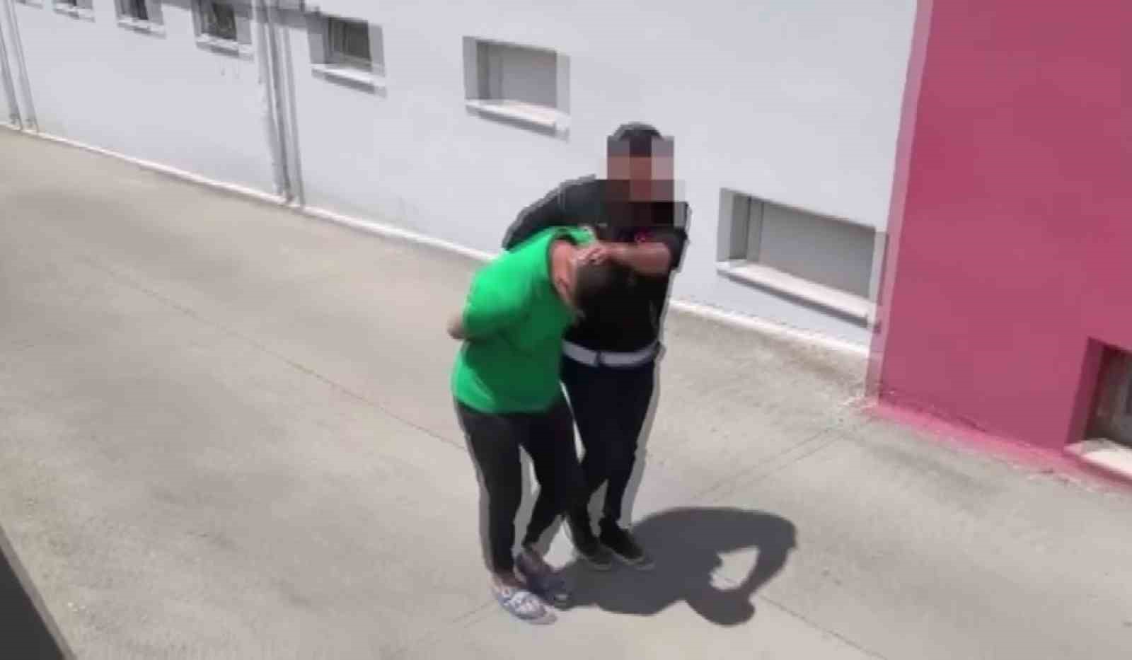 Firari torbacılara operasyon: Biri tavan arasında 10 h&uuml;k&uuml;ml&uuml; yakalandı
