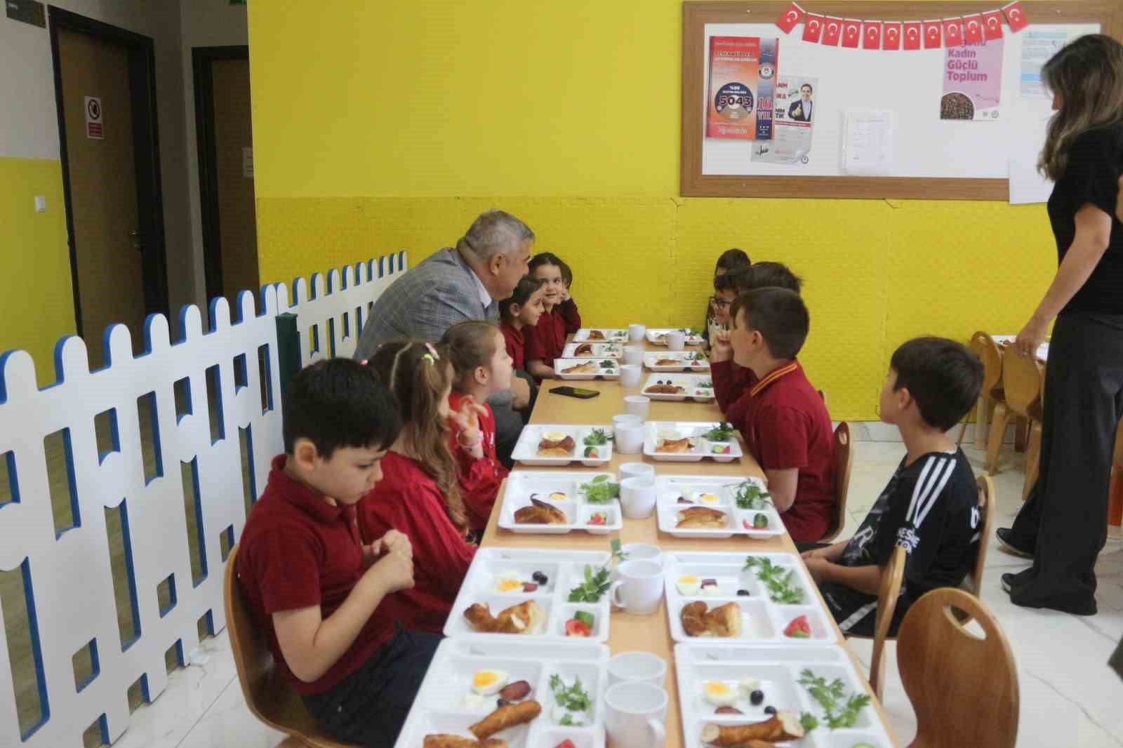 Afyonkarahisar’da minik eller keçeye hayat verdi